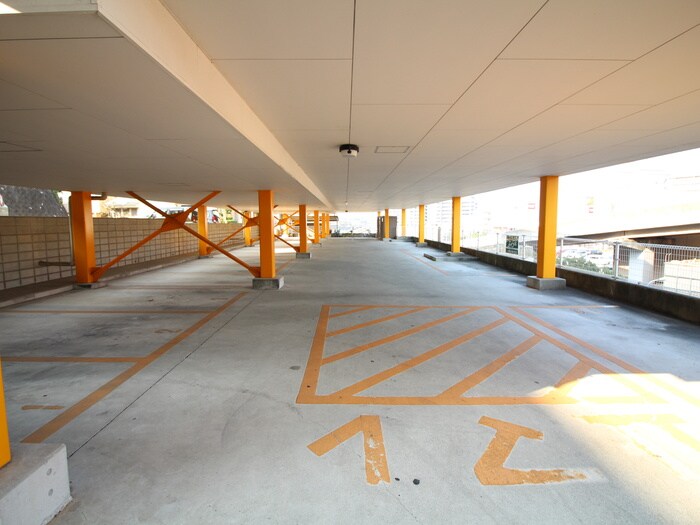 物件外観写真3　(駐車場)