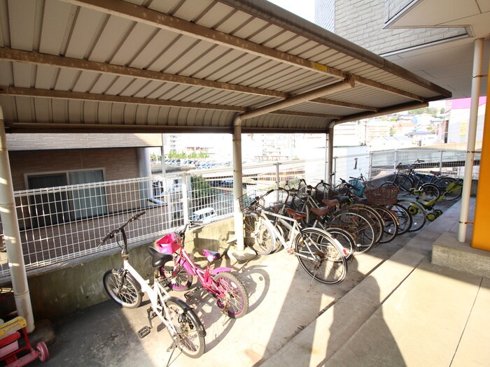 物件外観写真4　(駐輪場)