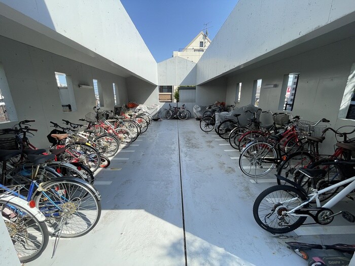 物件外観写真2　(駐輪場)