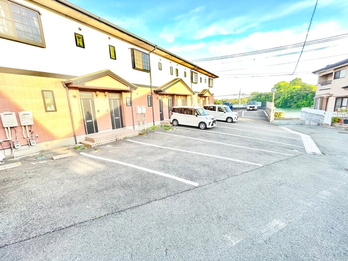 物件外観写真2　(駐車場)