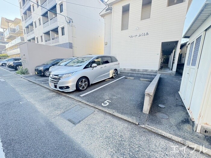 物件外観写真4　(駐車場)