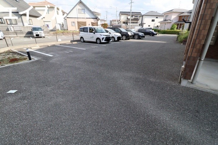 物件外観写真2　(駐車場)