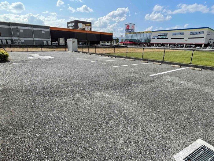 物件外観写真2　(駐車場)