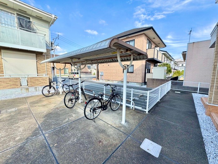 物件外観写真2　(駐輪場)