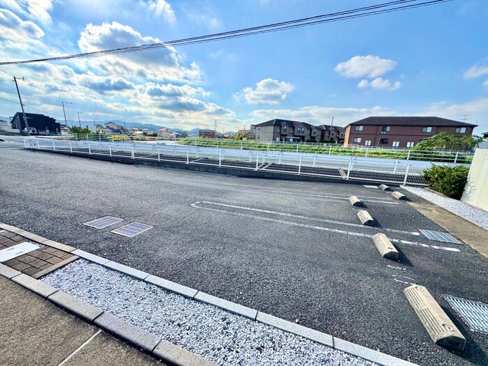物件外観写真3　(駐車場)