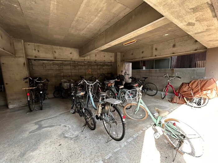 フルハウス天神の駐輪場