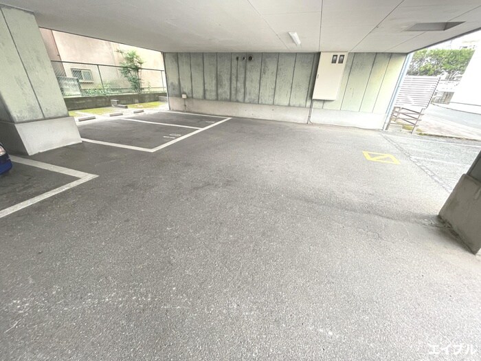 物件外観写真3　(駐車場)