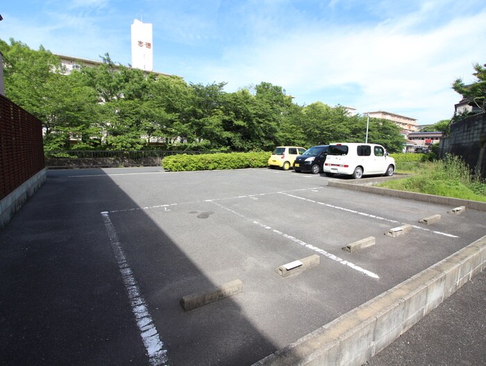 物件外観写真2　(駐車場)