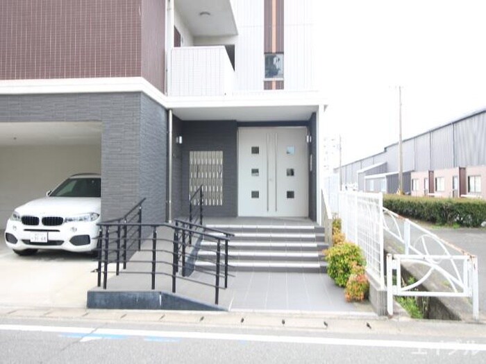 物件外観写真3　(エントランス部分)