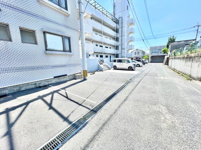 物件外観写真2　(駐車場)