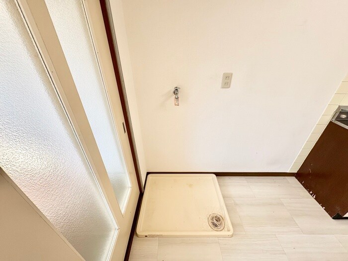 物件内観写真16　(洗濯機置場)