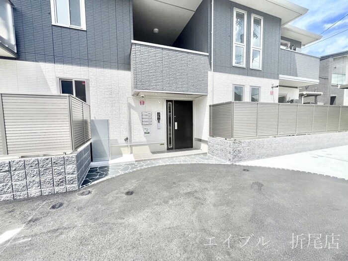 物件外観写真5　(エントランス部分)