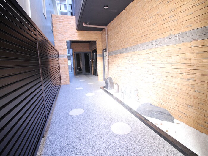 物件外観写真4　(エントランス部分)