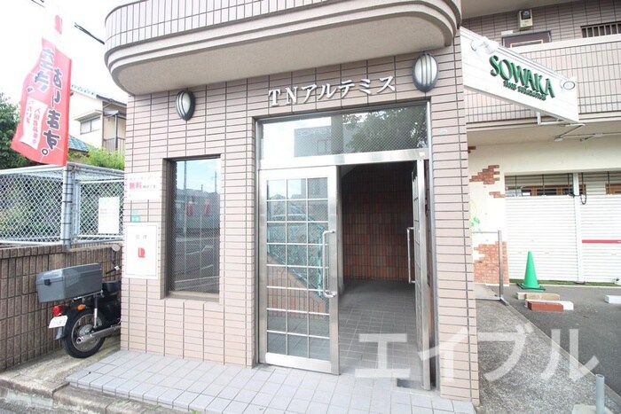 物件外観写真3　(エントランス部分)