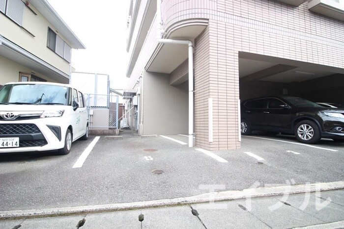 物件外観写真6　(駐車場)