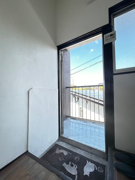 物件内観写真4　(玄関)