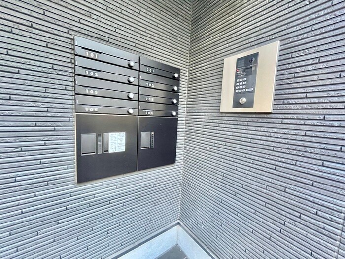 物件外観写真2　(エントランス部分)