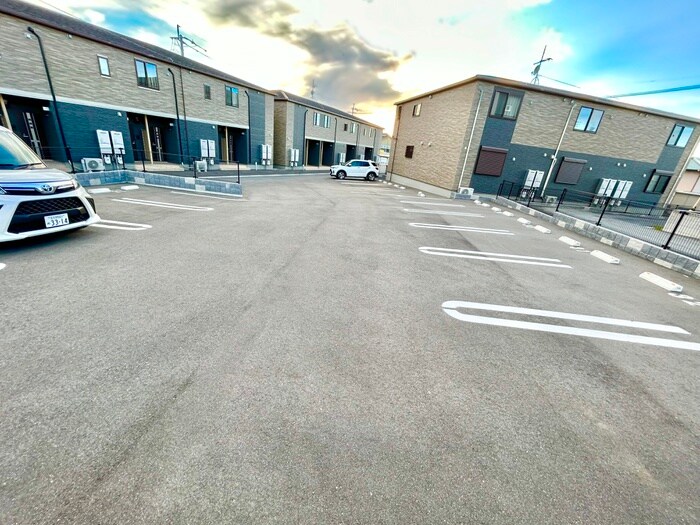 物件外観写真2　(駐車場)