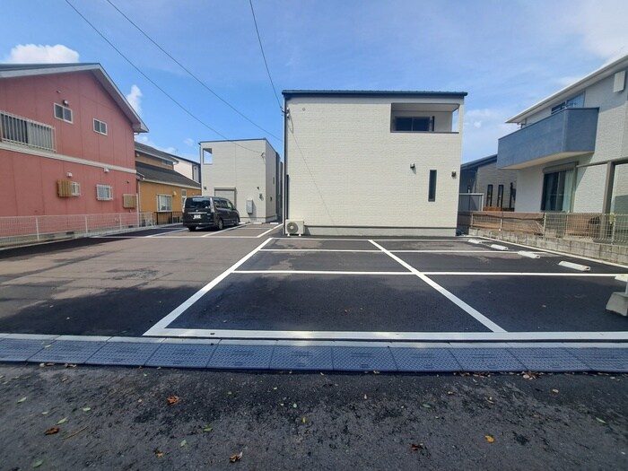 物件外観写真2　(駐車場)