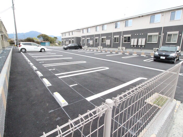 物件外観写真2　(駐車場)
