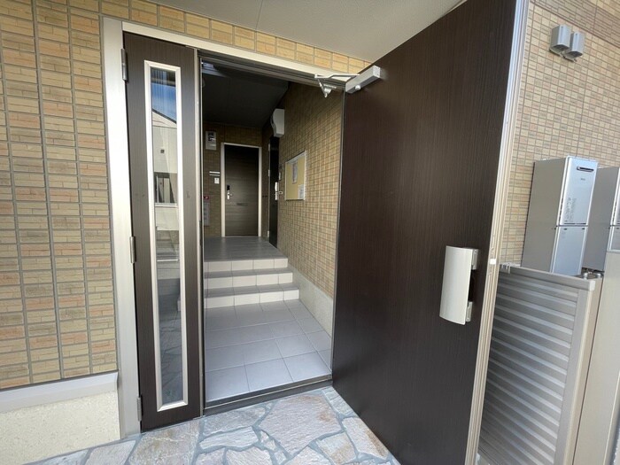 物件外観写真3　(エントランス部分)