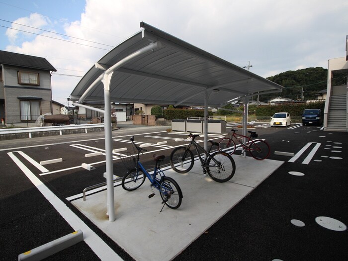 物件外観写真3　(駐輪場)