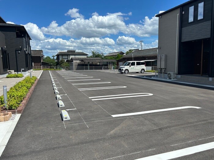 物件外観写真2　(駐車場)