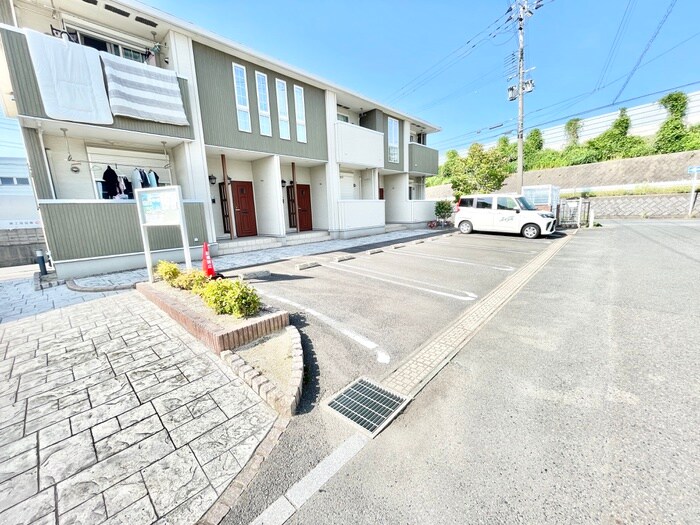 物件外観写真2　(駐車場)