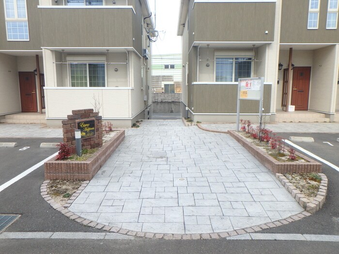 物件外観写真5　(エントランス部分)