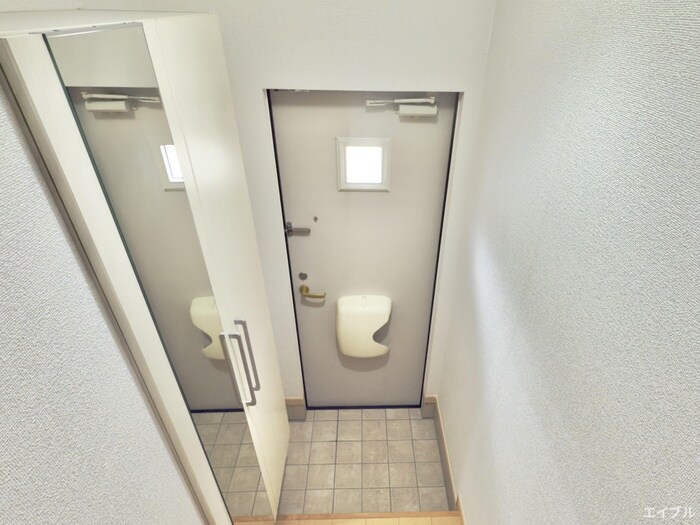 物件内観写真13　(玄関)