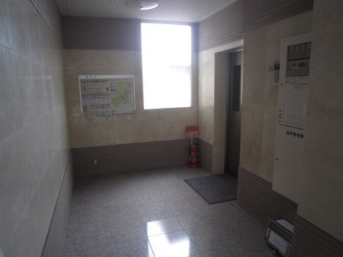 物件外観写真5　(エントランス部分)