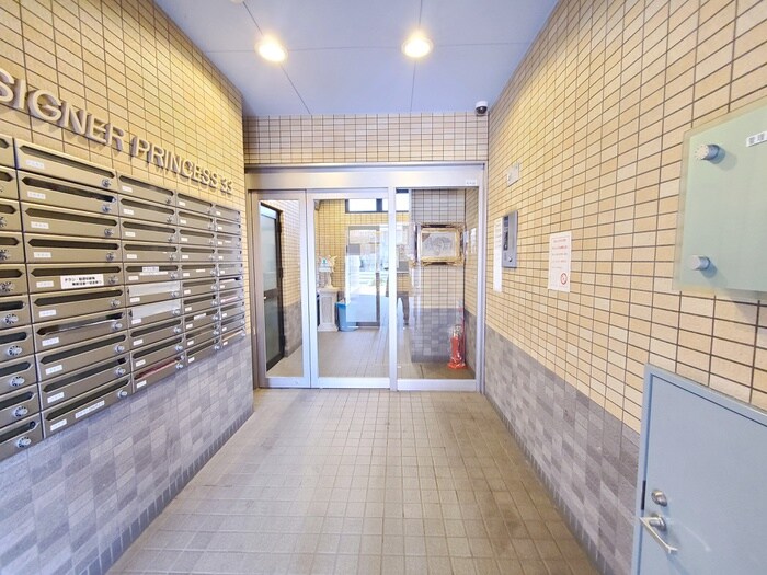 物件外観写真2　(エントランス部分)