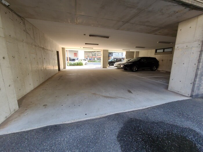 物件外観写真4　(駐車場)