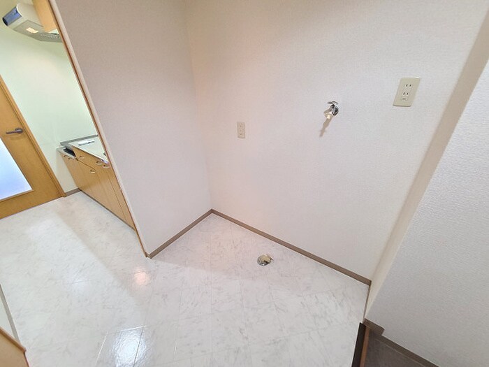 物件内観写真15　(洗濯機置場)