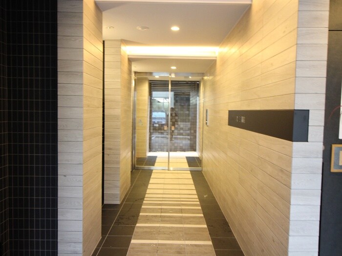 物件外観写真3　(エントランス部分)