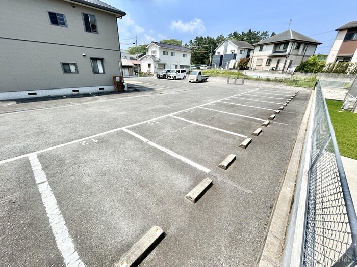 物件外観写真2　(駐車場)