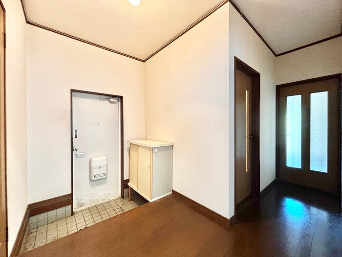 物件内観写真10　(玄関)