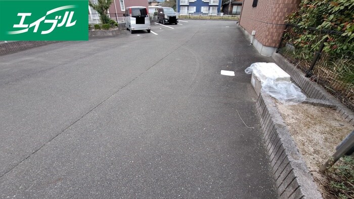 物件外観写真2　(駐車場)