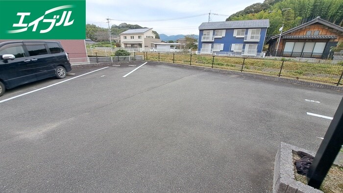 物件外観写真4　(駐車場)
