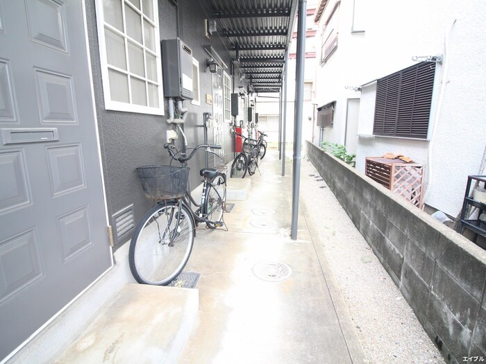 物件外観写真3　(エントランス部分)