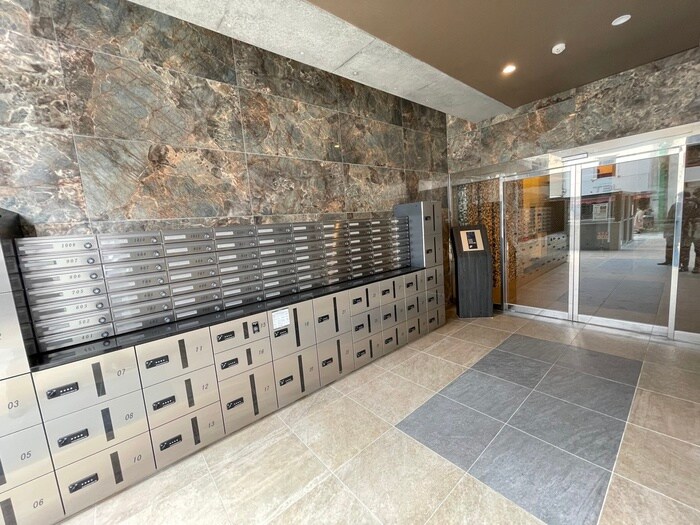 物件外観写真3　(エントランス部分)