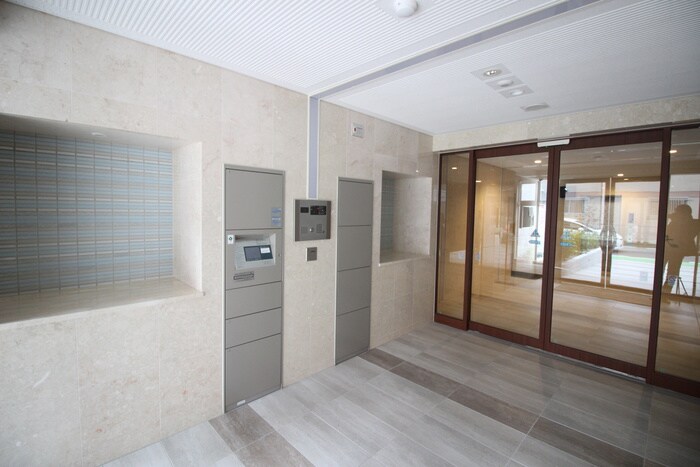 物件外観写真6　(エントランス部分)