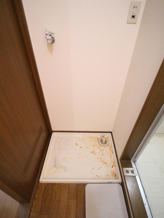 物件内観写真16　(洗濯機置場)