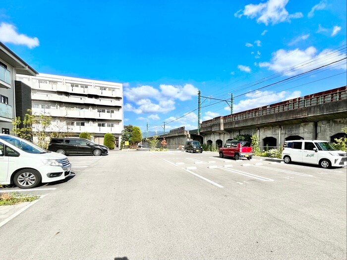 物件外観写真2　(駐車場)
