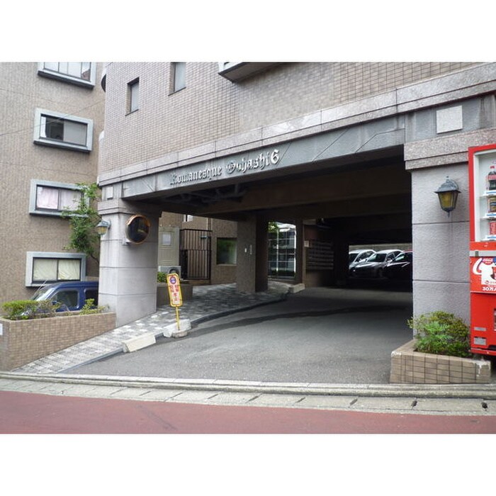 物件外観写真3　(エントランス部分)