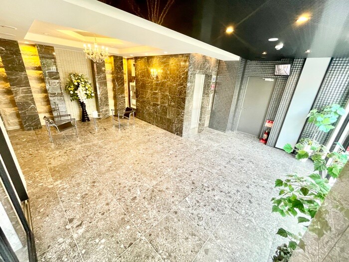 物件外観写真2　(エントランス部分)