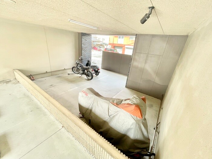 物件外観写真3　(バイク置き場)