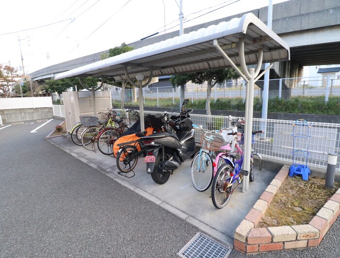 物件外観写真4　(駐輪場)