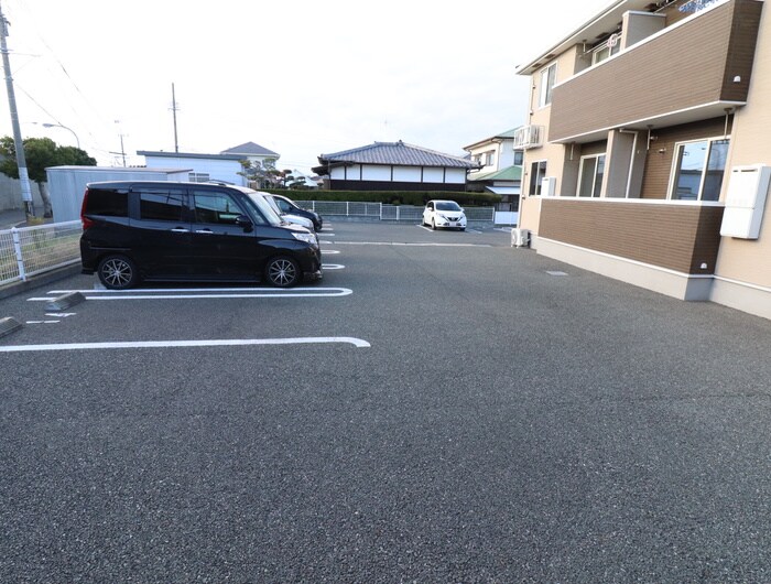 物件外観写真5　(駐車場)