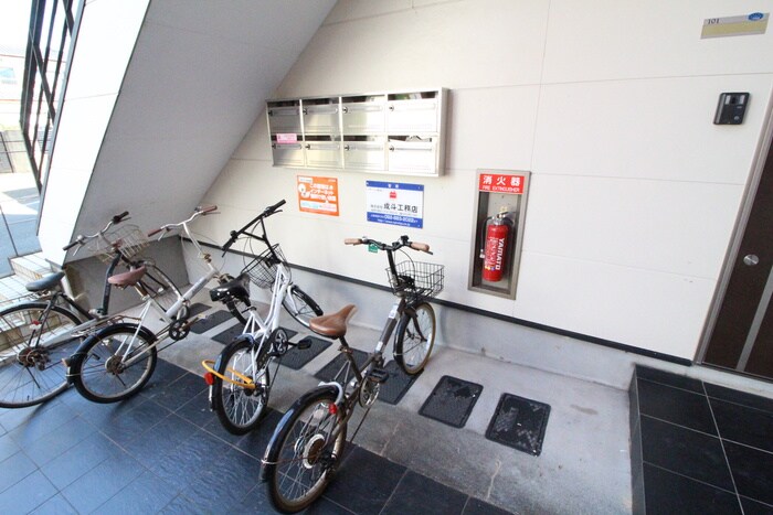 物件外観写真4　(駐輪場)